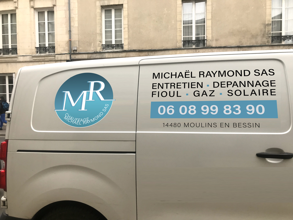 Graphiste print & web. Photo de l'utilitaire de l'entreprise artisanale. On y trouve ses coordonnées pour une visibilité assurée.